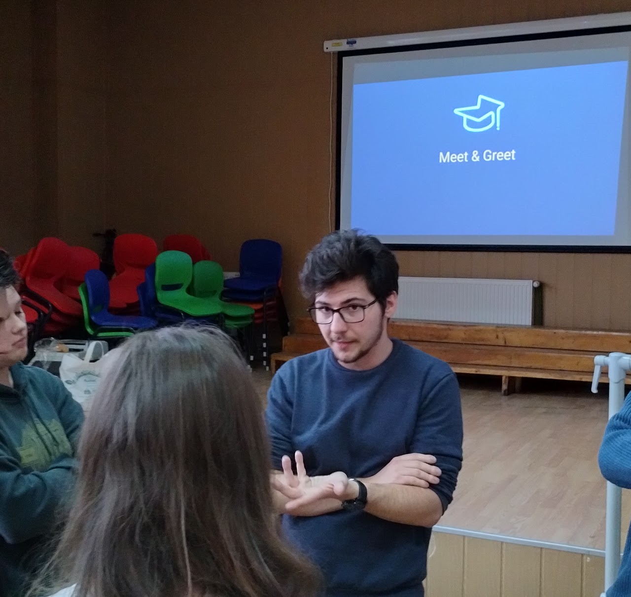 Reprezentantul nostru fiind amabil si ajutand un copil